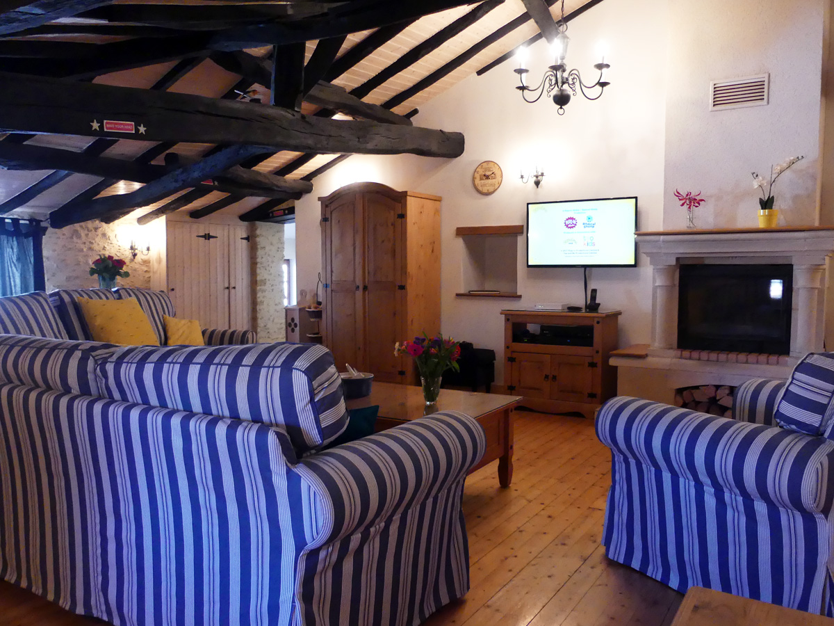 Large lounge at Courtyard House